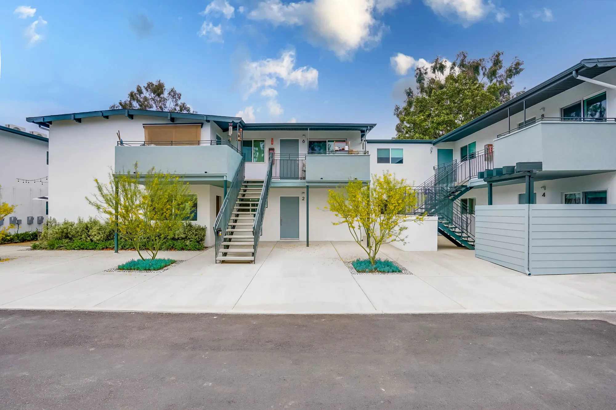 Courtyard apartments at The Yosemite in Eagle Rock